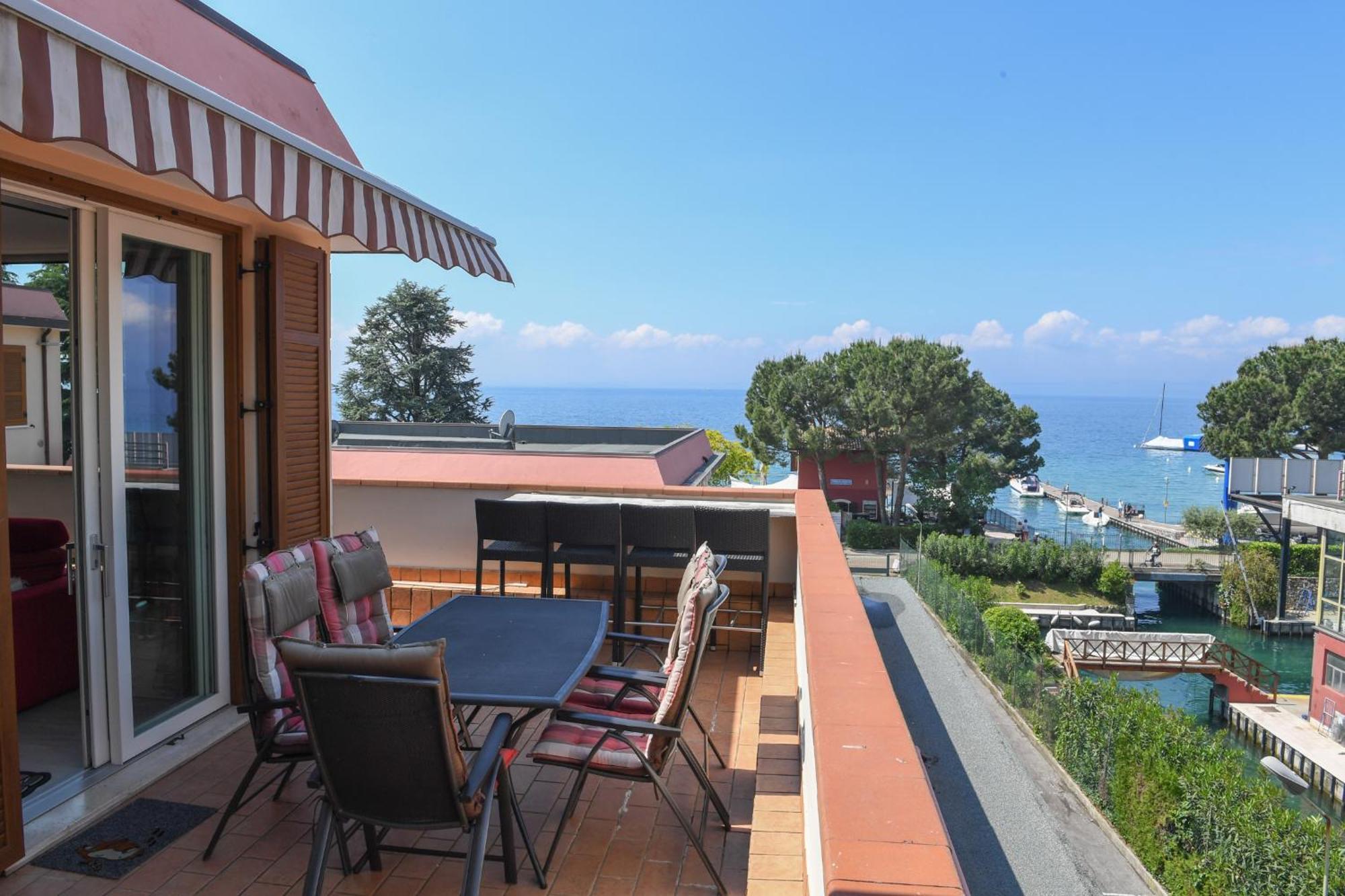 Favola Bella The Panoramic Penthouse Apartment Bardolino Bagian luar foto